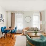 61-2c Prime Ues 2br Newly Furnished Value Apartment
