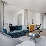 Apartment Tribeca W Tons Of Light Gym Pool Nyc-118