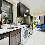 Central & Cozy 2 Bd Apt In Manhattan
