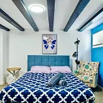 Private Designers Lower-Ground 2Bd Apartment