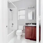 Waterfront Gem Duplex 3 Bedroom 2floor In Whitestone Bronx Free Parking * New York