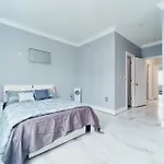 Waterfront Gem Duplex 3 Bedroom 2floor In Whitestone Bronx Free Parking *