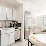 444-2e Modern 2br Hell's Kitchen * New York