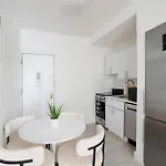 444-2e Modern 2br Hell's Kitchen New York