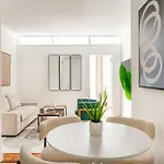 444-2e Modern 2br Hell's Kitchen Apartment New York