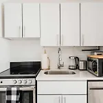 444-2e Modern 2br Hell's Kitchen New York