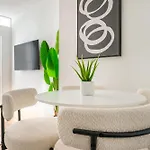 444-2e Modern 2br Hell's Kitchen Apartment New York