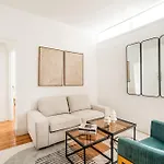 444-2e Modern 2br Hell's Kitchen Apartment