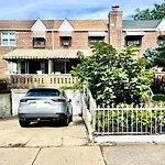 Lga Airport 3 Mins, Vacation 3 Bedroom Duplex House, Parking And Private Backyard, 9Mins Subway!