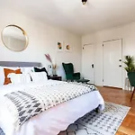 4 Bedroom Sun Drenched & Designer Home