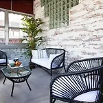 4 Bedroom Sun Drenched & Designer Home