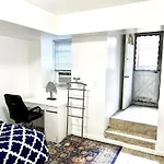 Apartment 2 Bedrooms Lr Kit Bath And Backyard 2 Stops To Manhattan *
