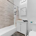Charming 2br Bkyrd Near Williamsburg