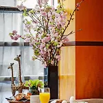 Hotel Giraffe By Library Collection 4*