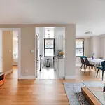 Luxury 3 Beds 2 Baths Apt In Prime Location
