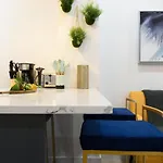1597-9 Renovated Prime Ues Wd In Unit *