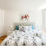 Stunning 2 Bd Apartment At Columbus Circle