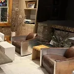 Tribecca Modern Brickwal 3Br 2Ba