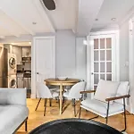 Charming 2bed 1bth Apt *