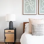 Elegant 2 Bd 2 Bath Escape Apartment *