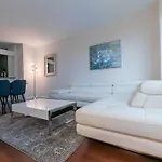 Stunning One Bd At East Side