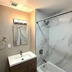Huge Modern 2 Bedroom In Little Italy *