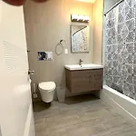 Huge Modern 2 Bedroom In Little Italy *