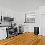 Bright 2Bd Apartment At Mid West