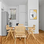 Bright 2Bd Apartment At Mid West