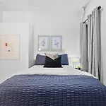 2Br Apt Walk To Restaurants & Time Square