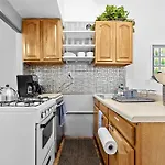 2Br Apt Walk To Restaurants & Time Square