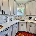 Modern Apartment - 3 Bedrooms, 2 Bathrooms