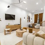 Apartment Luxurious Harlem With Modern Amenities, Outdoor Patio!