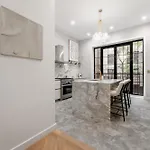 Apartment Luxurious Harlem With Modern Amenities, Outdoor Patio!