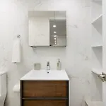 317-1d New 2br Duplex Wd Private Backyard Apartment *