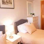 2 Bedroom With 3 Beds - Friends & Family Apartment *