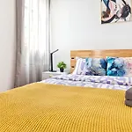 2 Bd Central Apt Next To Diamond District