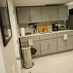 Cozy 2 Bedroom In A Lovely Forest Hills Neighborhood Apartment *