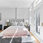 Luxe Studio W Juliet Balcony In Upper East