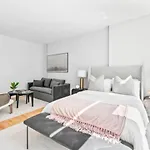 Hotel Luxe W Juliet Balcony In Upper East New York