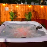 Guest house Tonel Paradise 3Br Hot Tub New York
