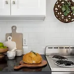 Bright Designer Cottage In Historic Harlem, 20 Minutes From Times Square!