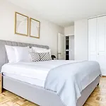 Ues 1br W Gym Pool Doorman Elevator Nr Park Nyc-622 Apartment *