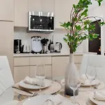 Modern 3bd Rose Hills Manhattan Terrace Space Apartment