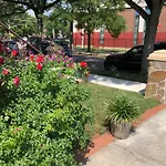 Bed & Breakfast Private Unit With Own Entrance To Share *