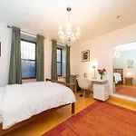 2 Bedrooms With One Private Bathroom In Lovely Homestay New York