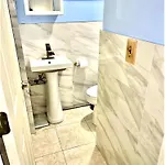 Lga Airport Near, Walk In Bsmt In A Private House! Apartment