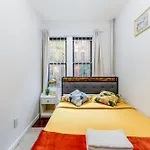 Charming 2-bedroom Haven In Manhattan
