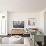Luxx 2 Bed 1,5 Bath Apt Midtown Apartment
