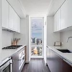 Luxx 2 Bed 1,5 Bath Apt Midtown Apartment *